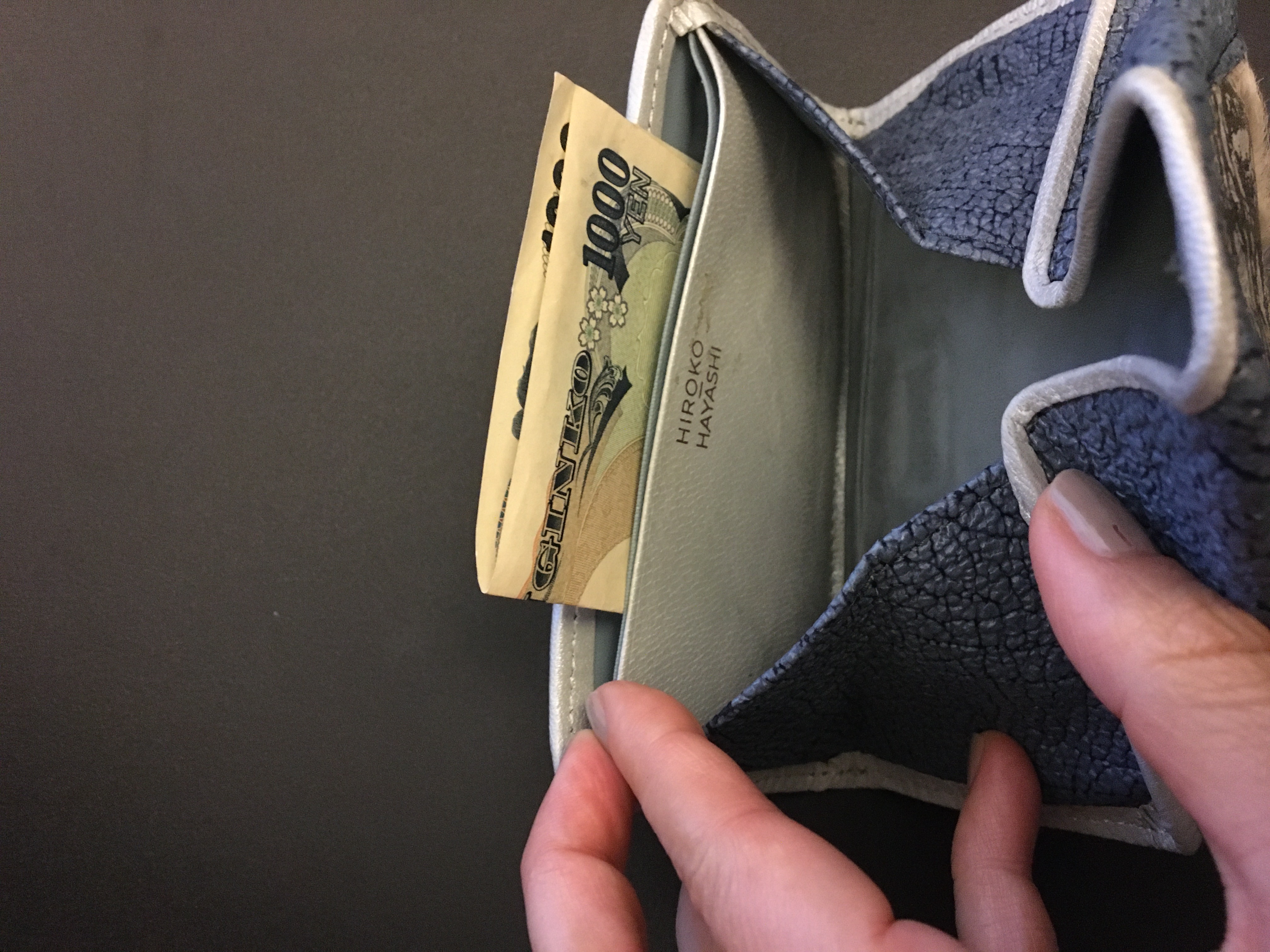 ヒロコハヤシのマルチ財布が新発売！コンパクトデザインミニ財布他のタイプとの違い